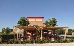 Un grande gazebo in bamboo