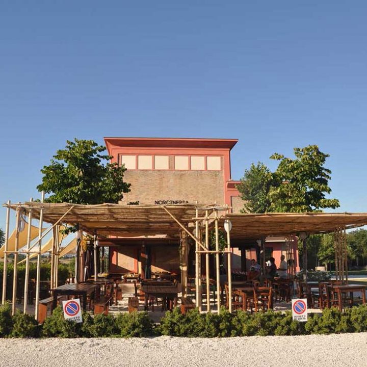 Un grande gazebo in bamboo