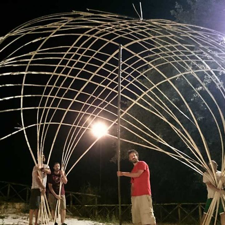 Gazebo con stecche di bamboo intrecciate – costruzione partecipata a Castello Dub